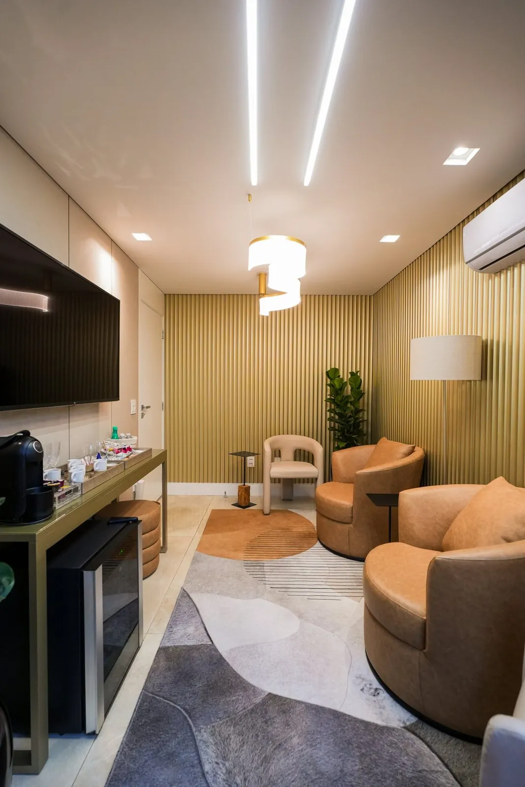 Sala de espera com poltronas e estação de café