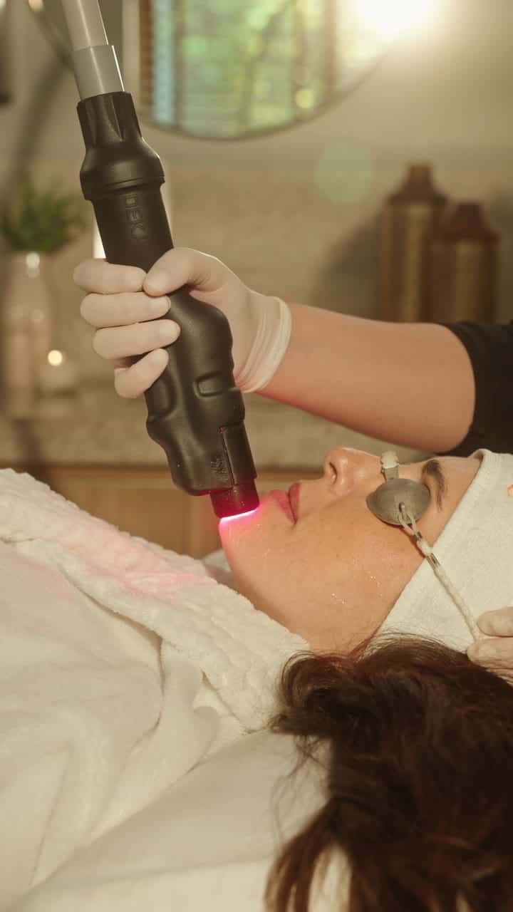 Sessão de laser facial na Pontello Corpo e Saúde