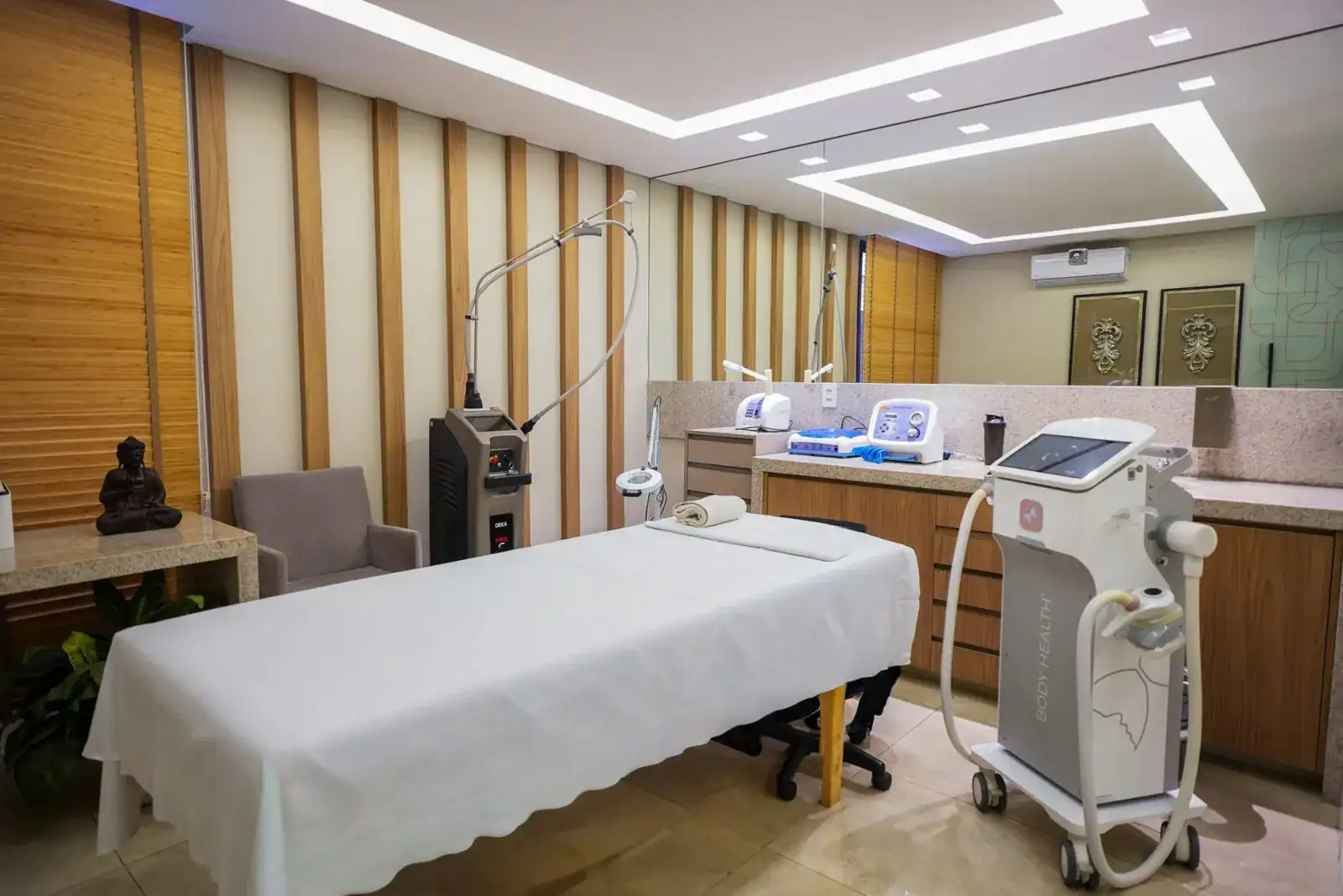 Sala de tratamento corporal da Pontello Corpo e Saúde, no Instituto Pontello em Londrina