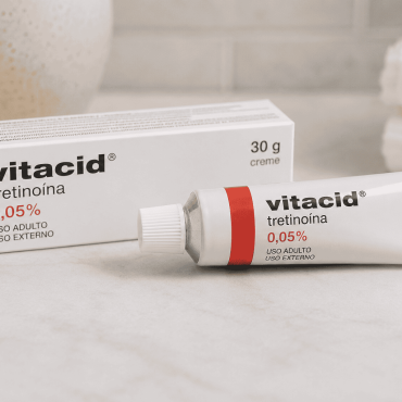 Embalagem e bisnaga de Vitacid (tretinoína), medicamento dermatológico utilizado no tratamento da acne, do fotoenvelhecimento e de algumas alterações da pigmentação da pele.