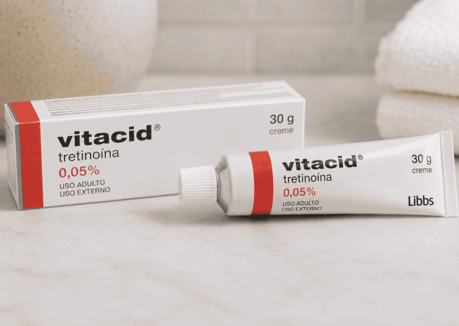 Embalagem e bisnaga de Vitacid (tretinoína), medicamento dermatológico utilizado no tratamento da acne, do fotoenvelhecimento e de algumas alterações da pigmentação da pele.